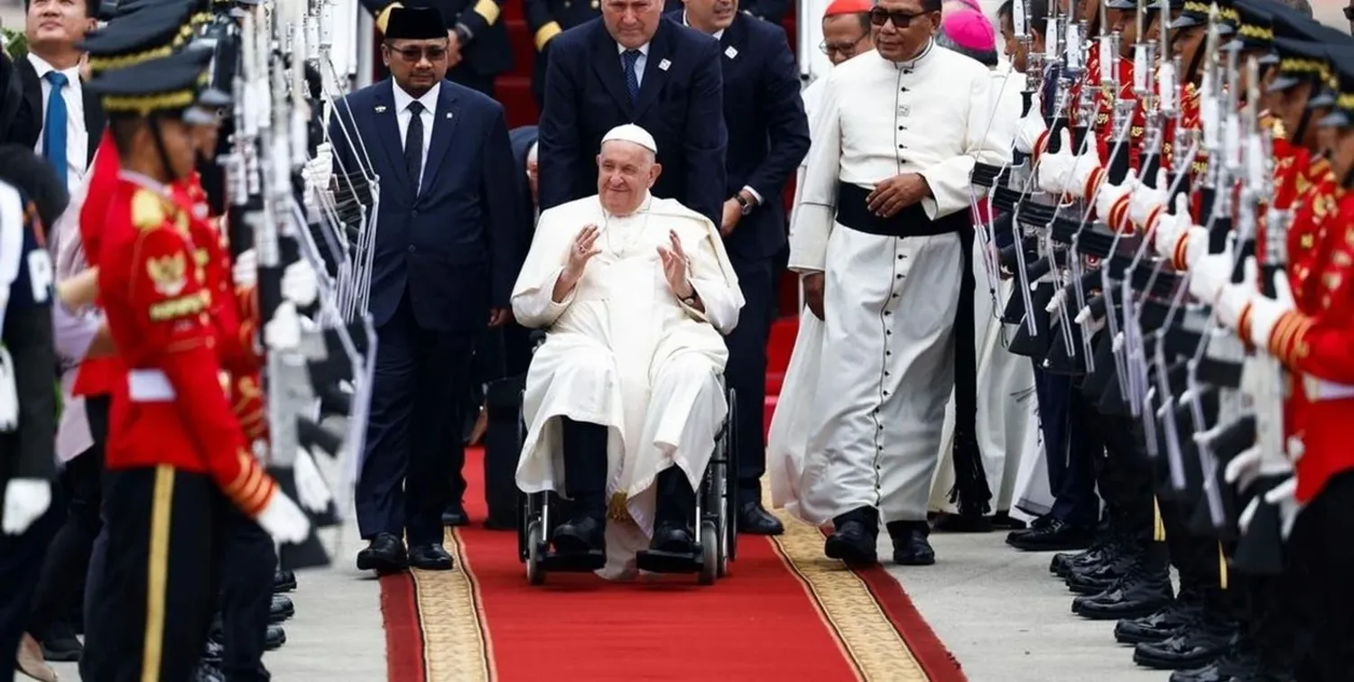 Francisco fue recibido en Yakarta por Yaqut Cholil Qoumas, ministro indonesio de Asuntos Religiosos (a su derecha). El presidente de Indonesia, Joko Widodo, ha calificado la visita del religioso argentino como de "muy histórica". DW/Reuters