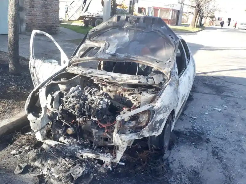 Auto quemado en Guadalupe Oeste