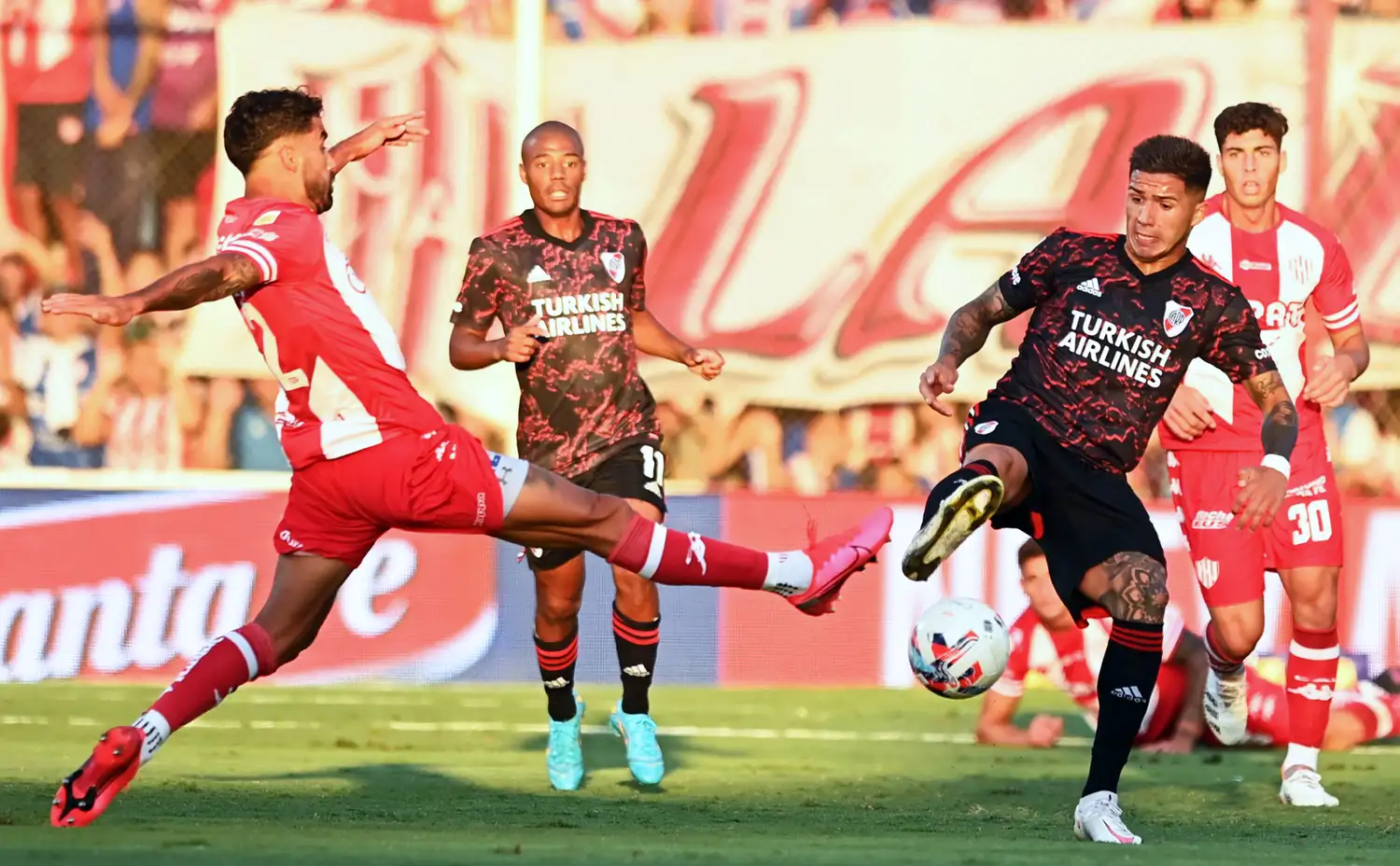 Enzo Fernández, ante la marca de Calderón.