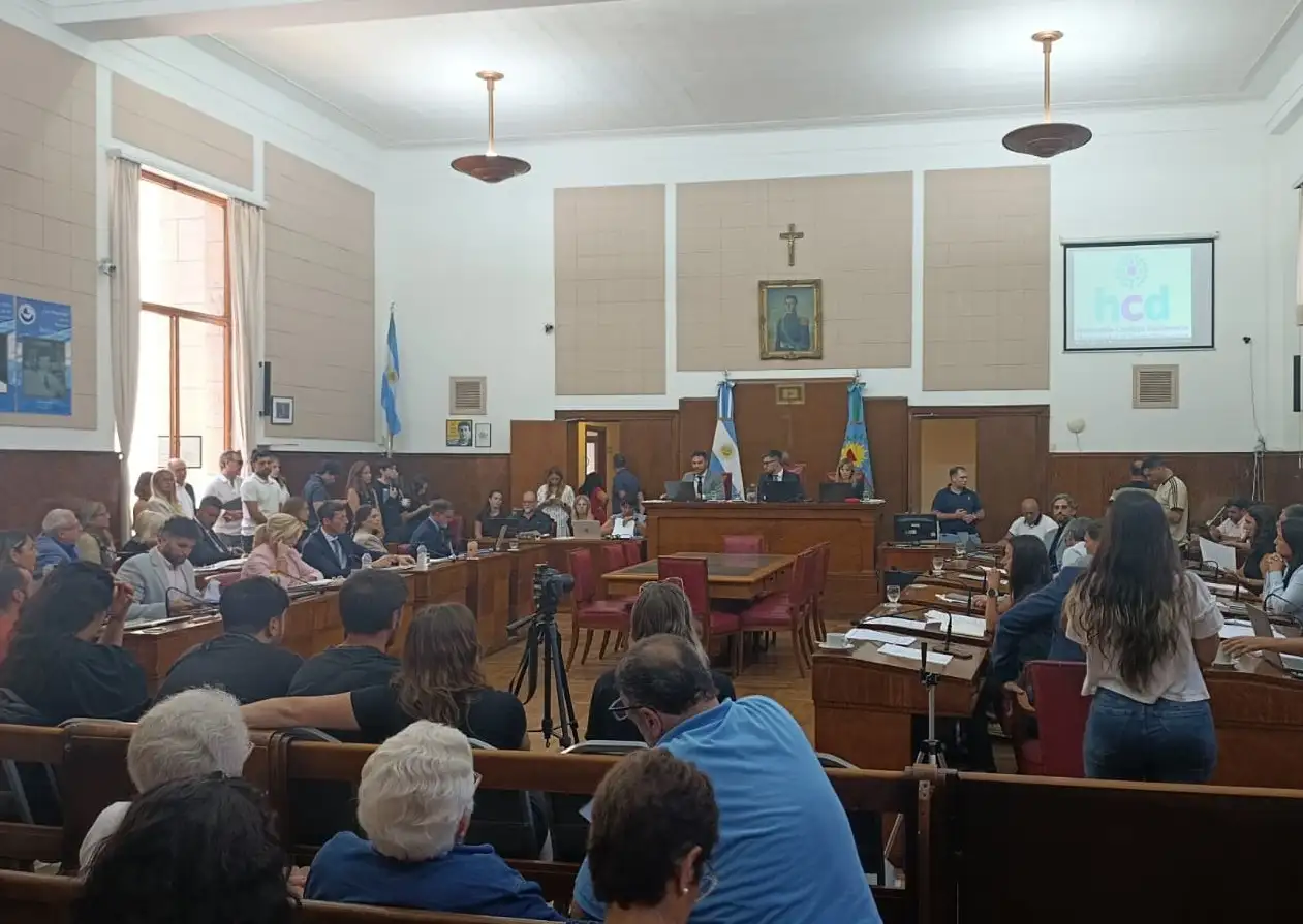 La ordenanza fue aprobada con 14 votos positivos, correspondientes a los bloques del PRO, La Libertad Avanza, la Unión Cívica Radical y la Coalición Cívica.