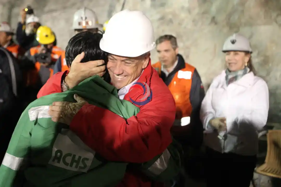 Expresidente de Chile Sebastián Piñera abraza a uno de los 33 mineros rescatado en San José.