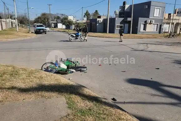 Grave accidente: Un motociclista sufrió un fuerte golpe en la cabeza