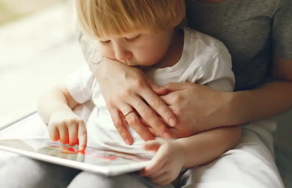 El debate detrás de los “niños iPad”: ¿herramienta educativa o problemas disfrazados de entretenimiento?