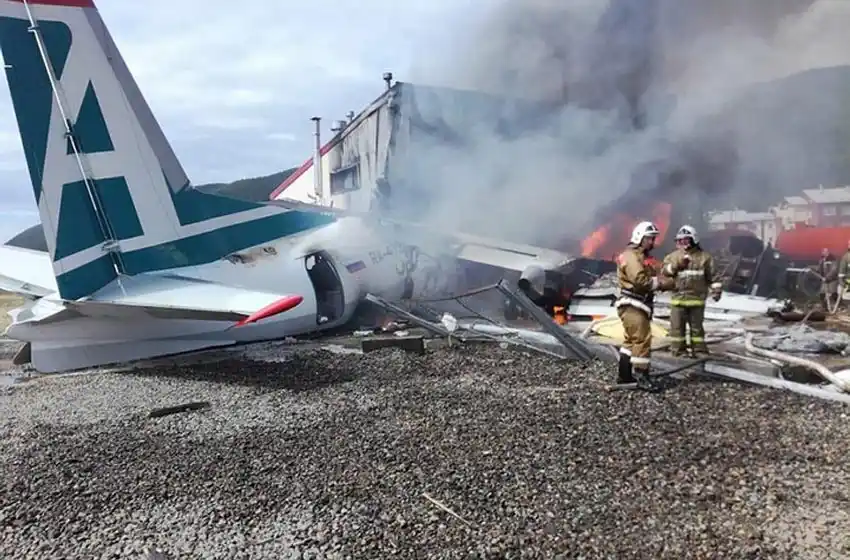 Un pasajero filmó el momento cuando el avión se estrelló luego de un aterrizaje forzoso
