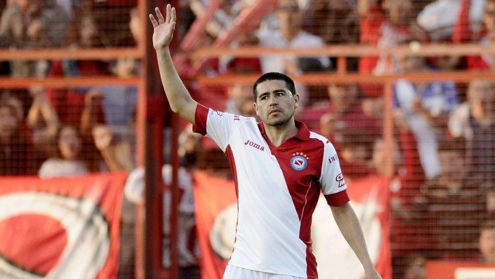 Copa Argentina: Con golazo de Riquelme Argentinos le ganó a Racing