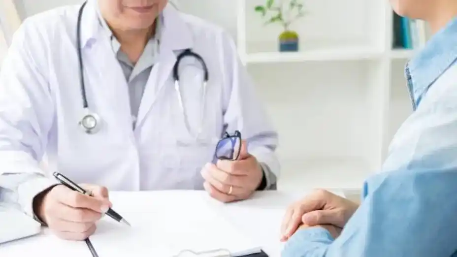 Un senador libertario dice que insistirán en cambiar las licencias por enfermedad