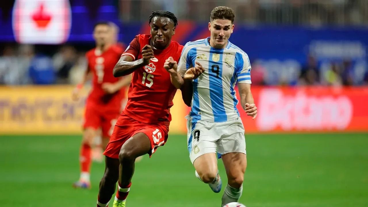 Moïse Bombito disputa la pelota con Julián Álvarez.