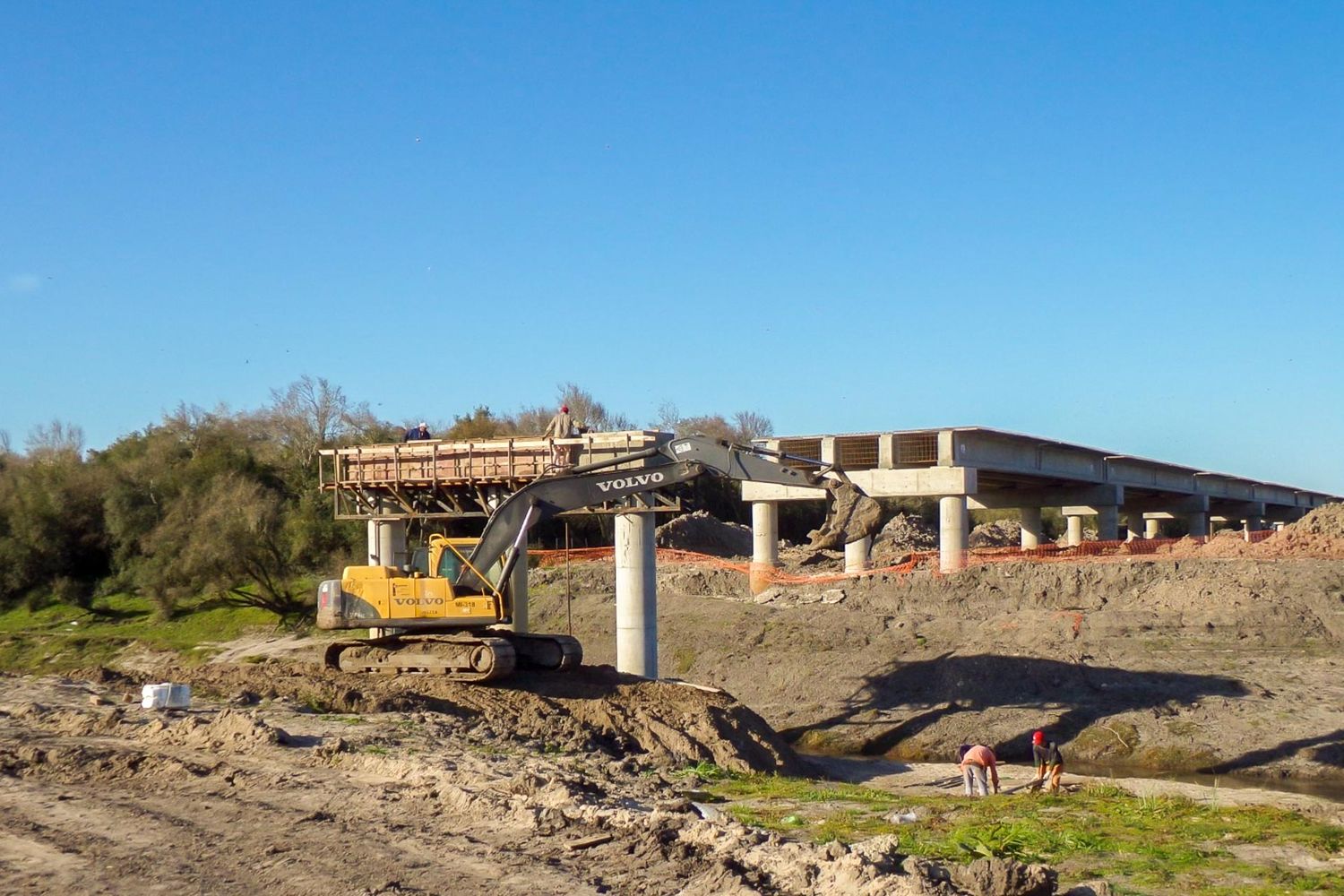 Le comenzaron a poner las vigas y las prelosas al nuevo puente “El Cinto”