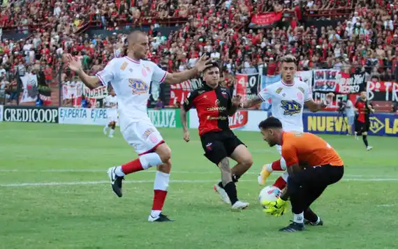 Colón ganó en Paraná y es puntero de su grupo