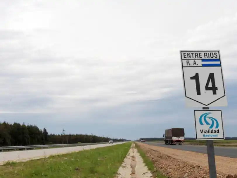 Vialidad Nacional multó a Caminos del Río Uruguay por baches en la Ruta 14