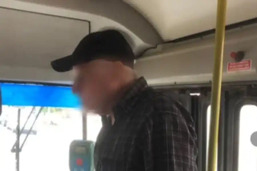 Denuncia: un hombre abusó de una chica en un colectivo urbano