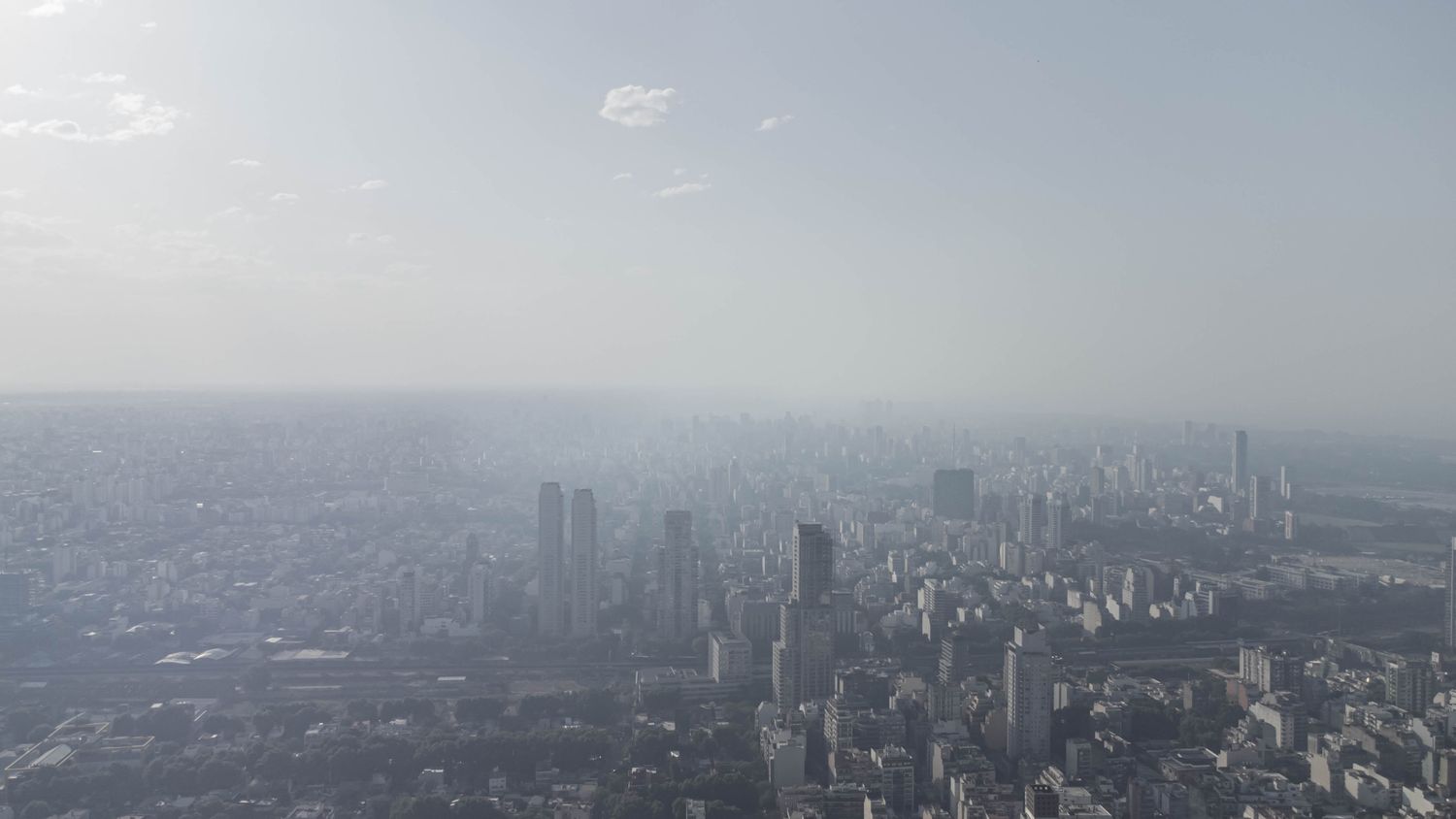 Nuevamente el AMBA amaneció cubierto de humo y olor a quemado, ahora por un incendio en Uruguay