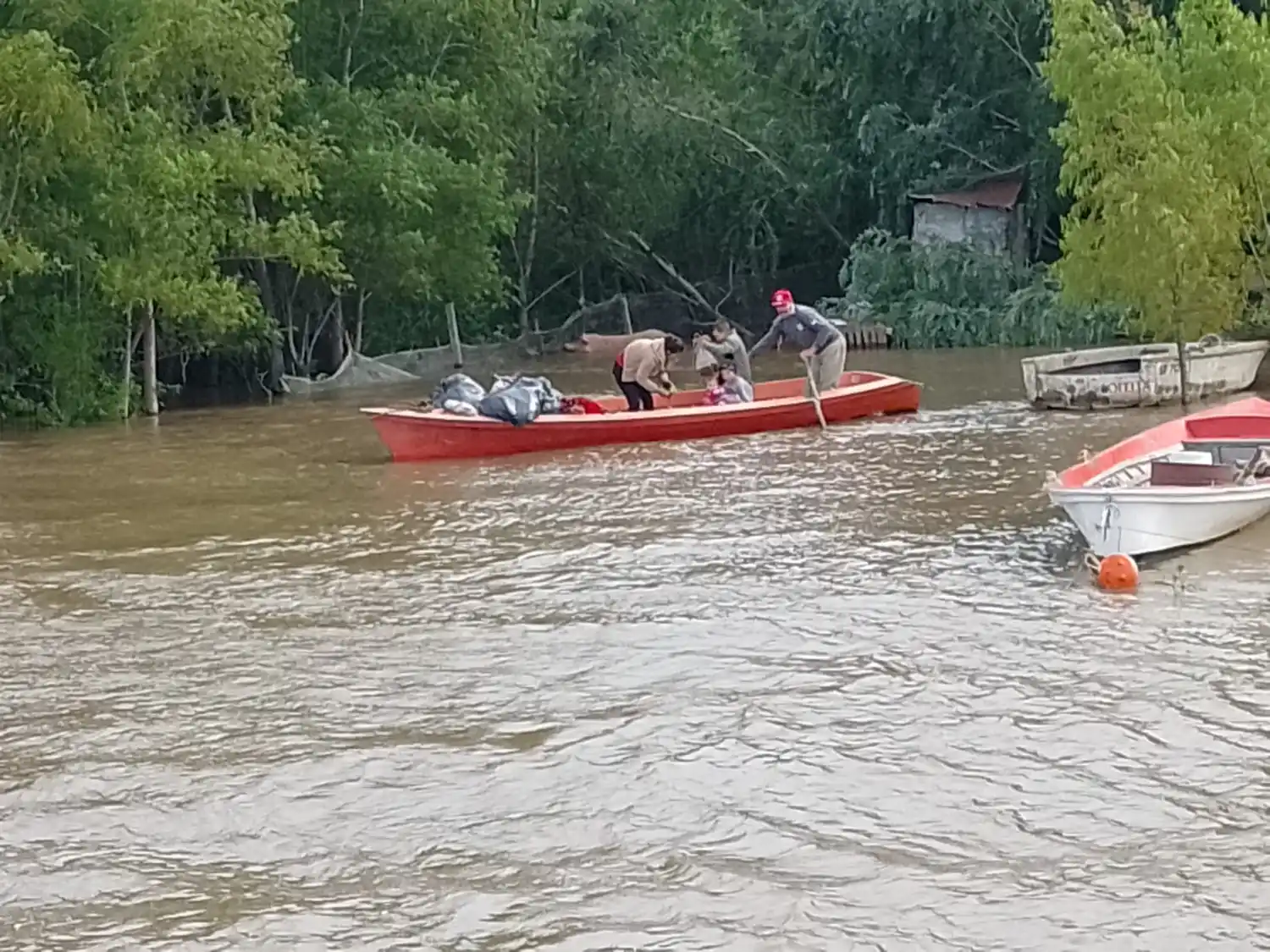 La familia fue evacuada de la zona de islas frente a La Tosquera.