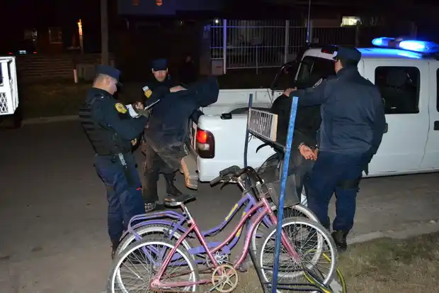 Detienen a dos hombres con motopartes en una bolsa arpillera