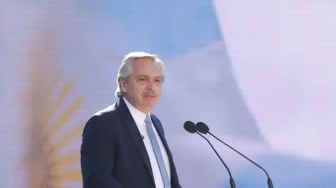 Alberto Fernández encabeza el acto de promesa de lealtad a la bandera con más de 2000 estudiantes bonaerenses