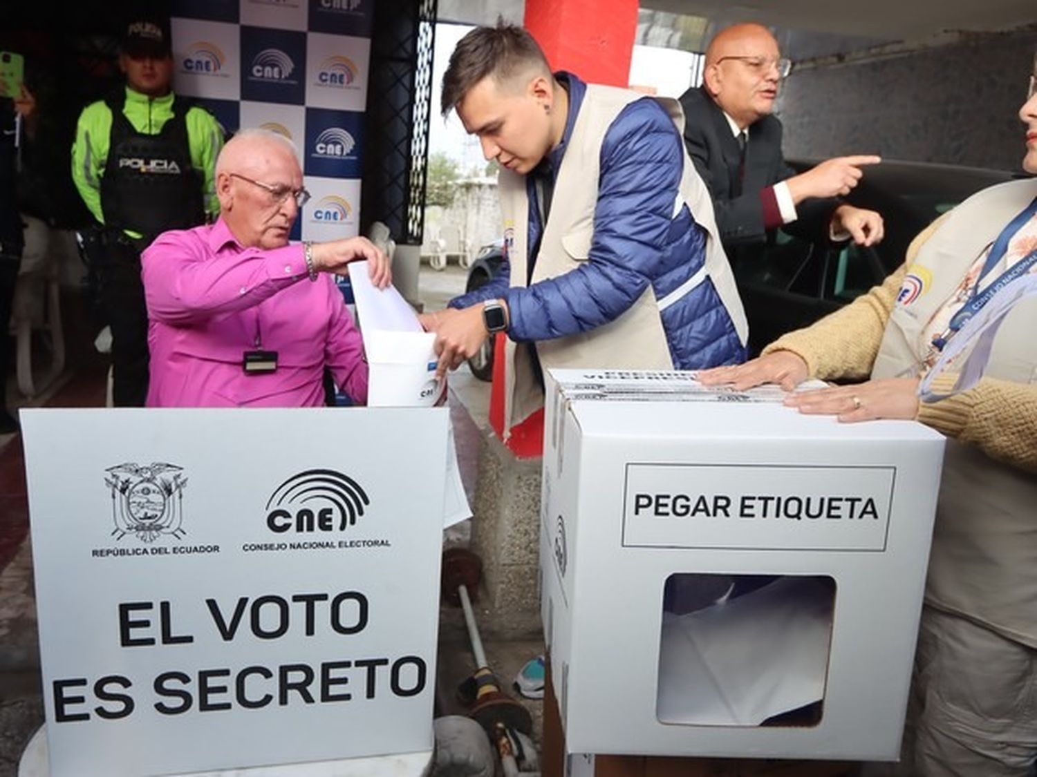 Los ecuatorianos se vuelcan a las urnas para elegir nuevo presidente