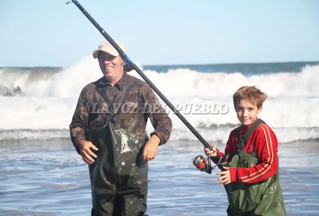 Historia de los pescadores en los campamentos. Joaquín Fernández Díaz, de once años acompañado por Lisandro Barreiro