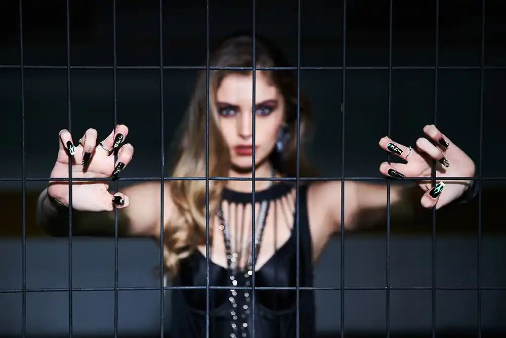 Es modelo, candidata a Miss Universo y se hizo viral por ser cantante de death metal y tener una voz de ultratumba