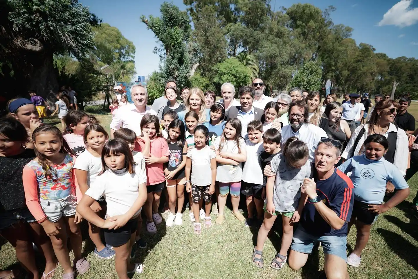 Kicillof inició su agenda en Chascomús con actividades de Escuelas Abiertas en Verano frente a la laguna