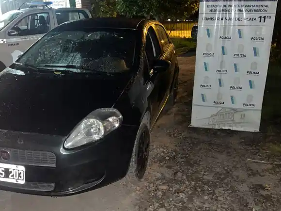 Engaño y robo: cinco hombres lo abordaron cuando subía un cochecito de bebé al auto