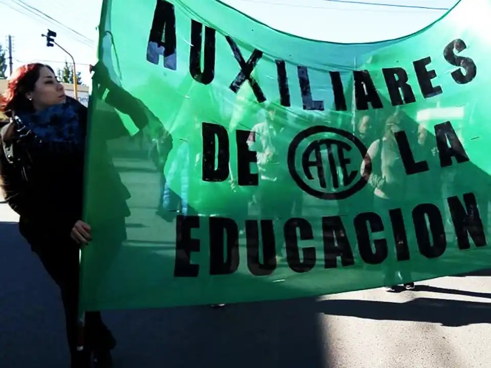 Día del Trabajador Estatal: Los auxiliares de la educación hacen paro pero los docentes tienen que asistir a las escuelas