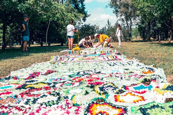 Abejitas Laboriosas: "Hay que tejer sueños, no importa donde", dijeron tras mudar sus tejidos al crochet a Las Amalias