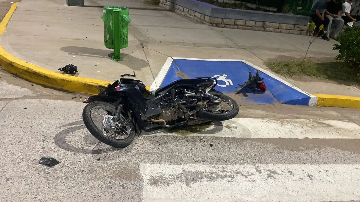 Choque en Villa Díaz Vélez: dos jóvenes heridos y secuestran una moto con pedido por robo