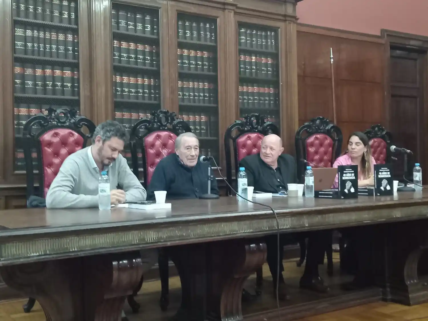 Se presentó en la UBA el libro “Crónicas de Alfonso. 40 años de Democracia”