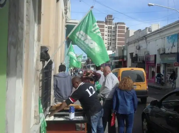 Salud: El Ejecutivo no se presentó y trabajadores cortaron la calle 