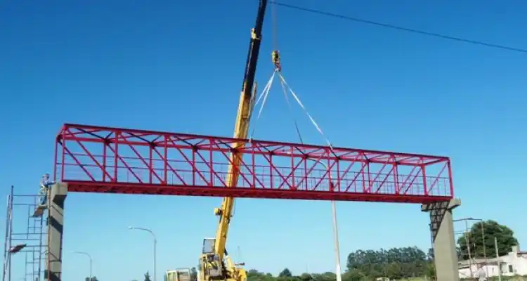 Con una grúa de Arrecifes, colocaron el Puente Peatonal