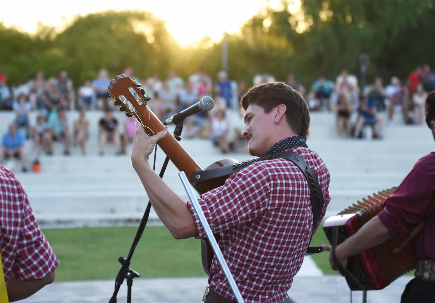 Excelentes músicos para disfrutar de un domingo en el Lago