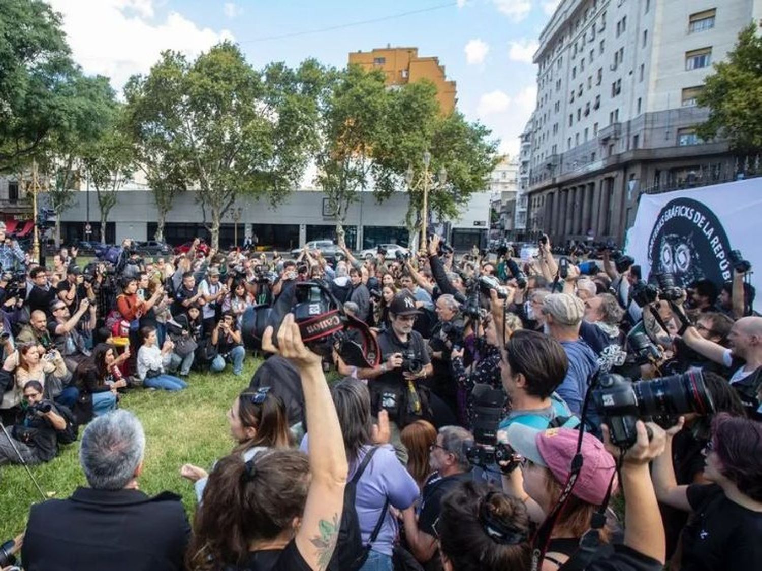 Reporteros gráficos realizaron un "camarazo" por Pablo Grillo frente al Congreso