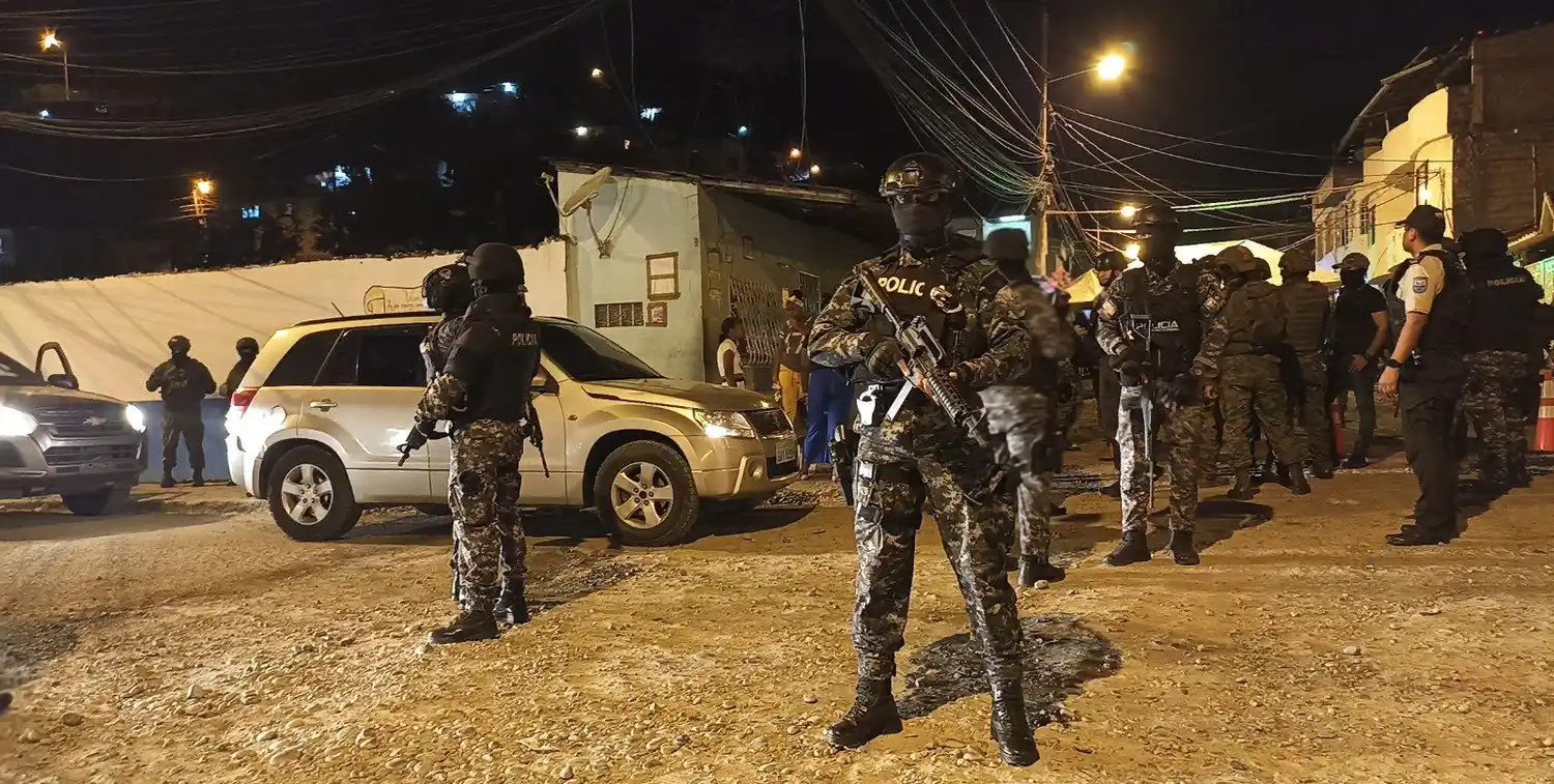 ARDE CIUDAD COSTERA DE ECUADOR: quemaron 8 vehículos y causaron destrozos