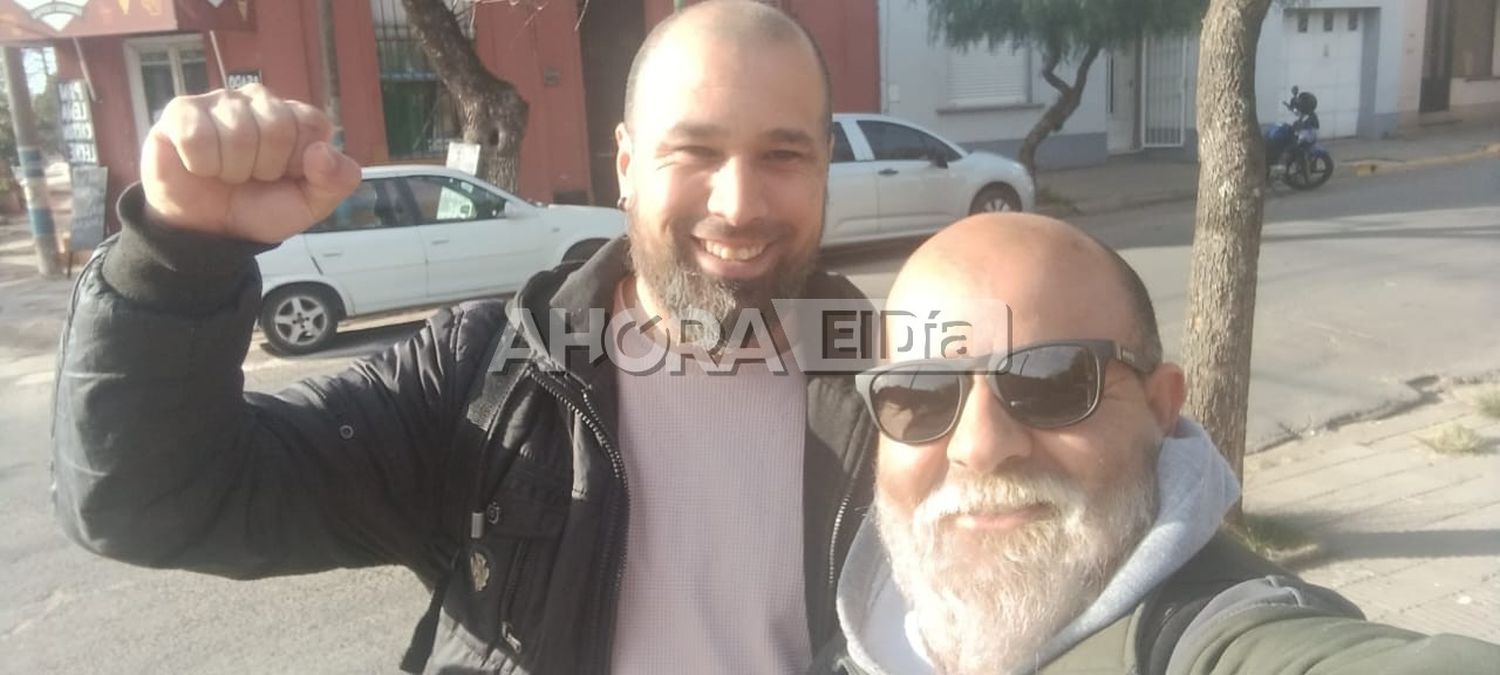 El precandidato por la izquierda local Facundo Silva calificó a la jornada como “histórica” y ya emitió su voto