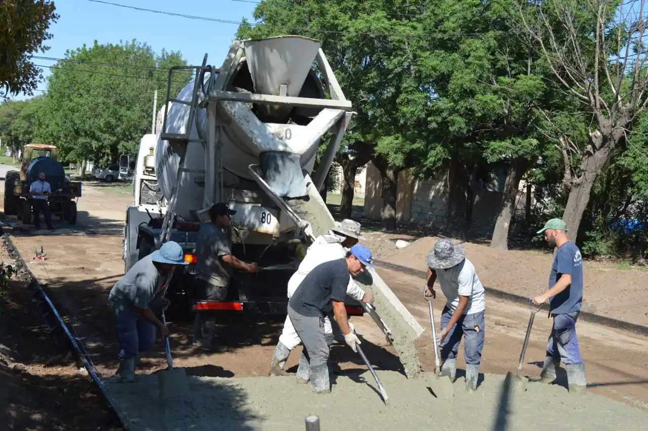 Más pavimento y cordón cuneta para mejorar la transitabilidad