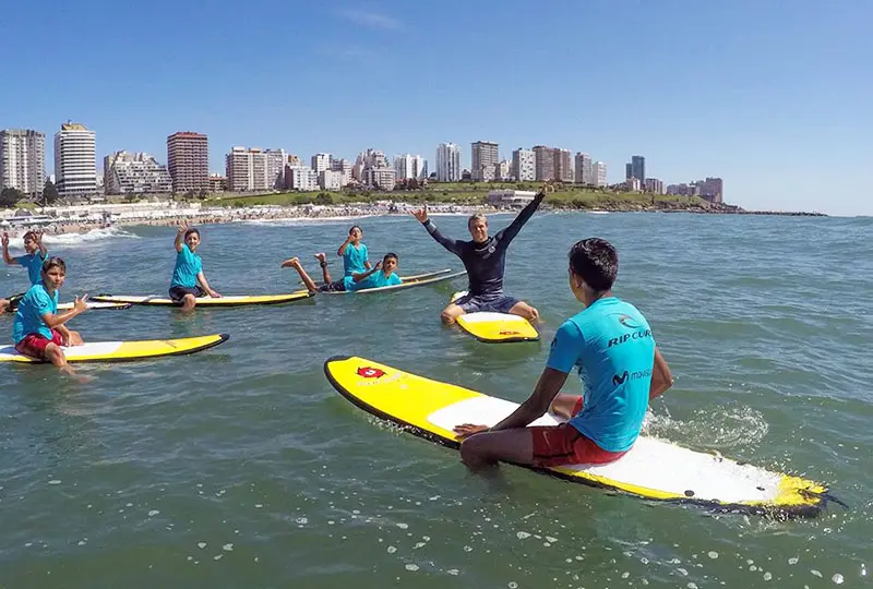 Clases de surf para chicos del  programa Envión en Playa Grande