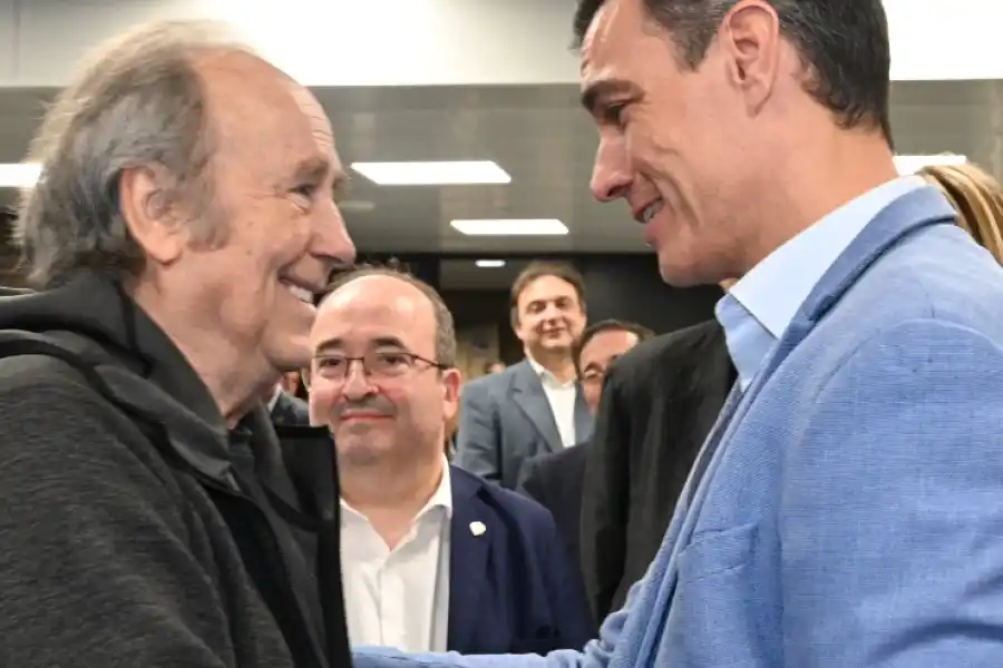 Serrat saluda al  presidente del Gobierno español, Pedro Sánchez