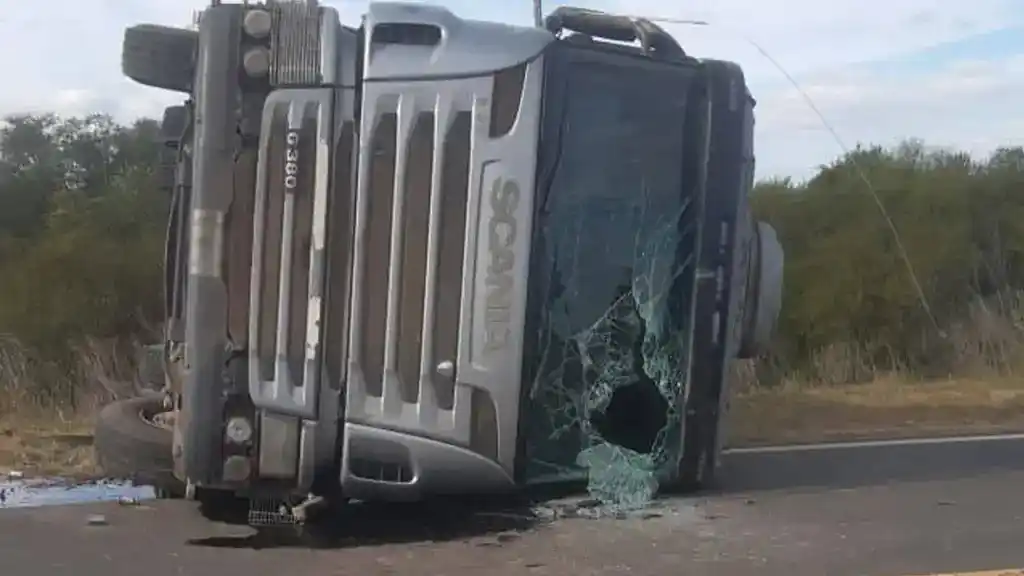 Volcó un camión en la Ruta 12 y tres personas fueron hospitalizadas