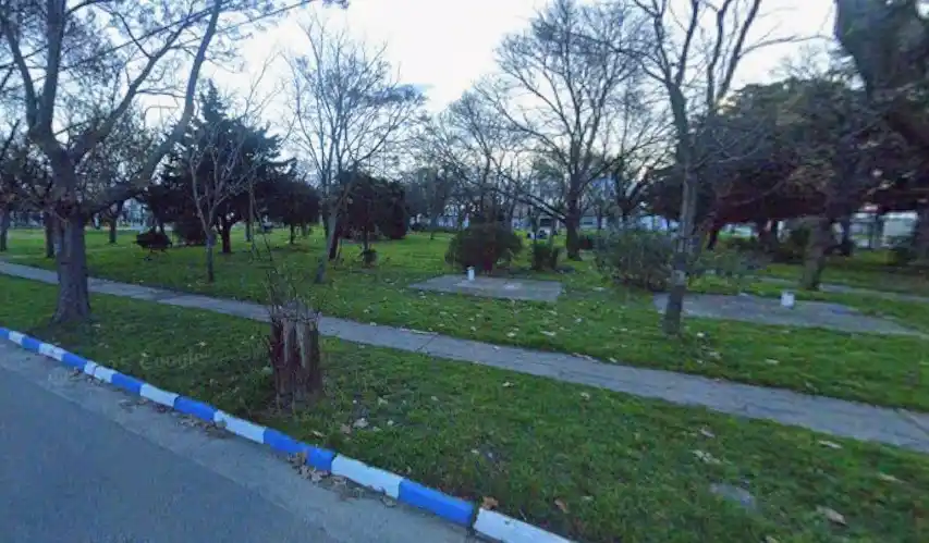 Los vecinos de la plaza señalan el estado de abandono que cuenta actualmente el predio.