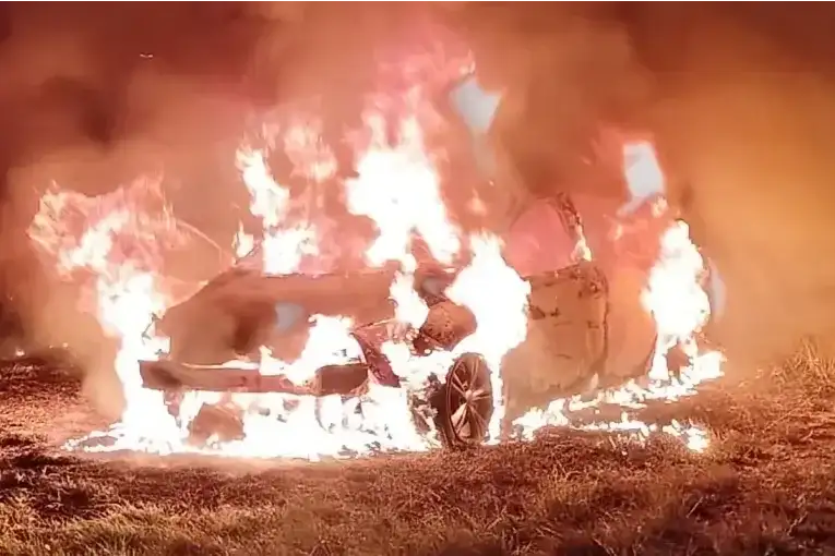 Sintió olor a quemado, bajó a tiempo y un incendio destruyó su auto en la Ruta 12