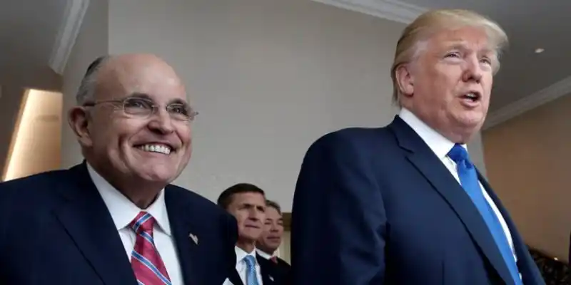 Trump anuncia que su abogado Rudy Giuliani es positivo por COVID-19