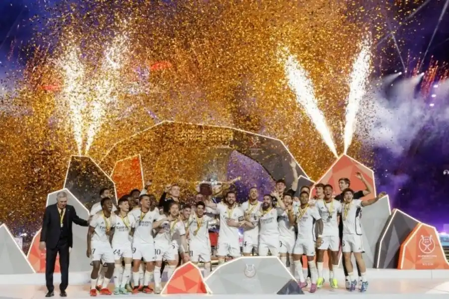 El Real Madrid goleó al Barcelona con triplete de Vinicius y se quedó con la Supercopa de España