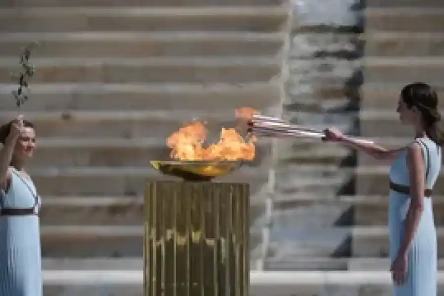 Grecia entrega la llama olímpica a los organizadores de París 2024