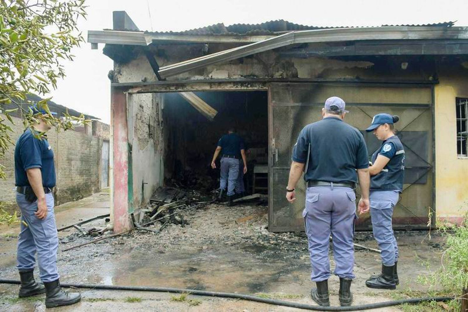 Dotaciones del Cuerpo de Bomberos extinguieron
el incendio de una vivienda en el barrio 2 de Abril