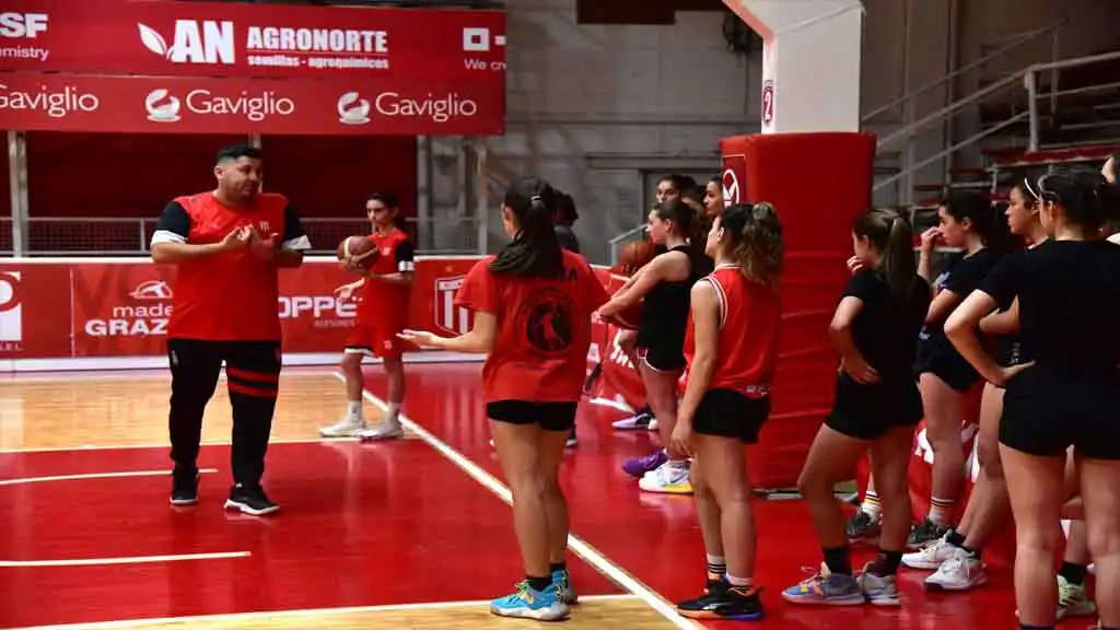 Olivero durante un entrenamiento con las chicas