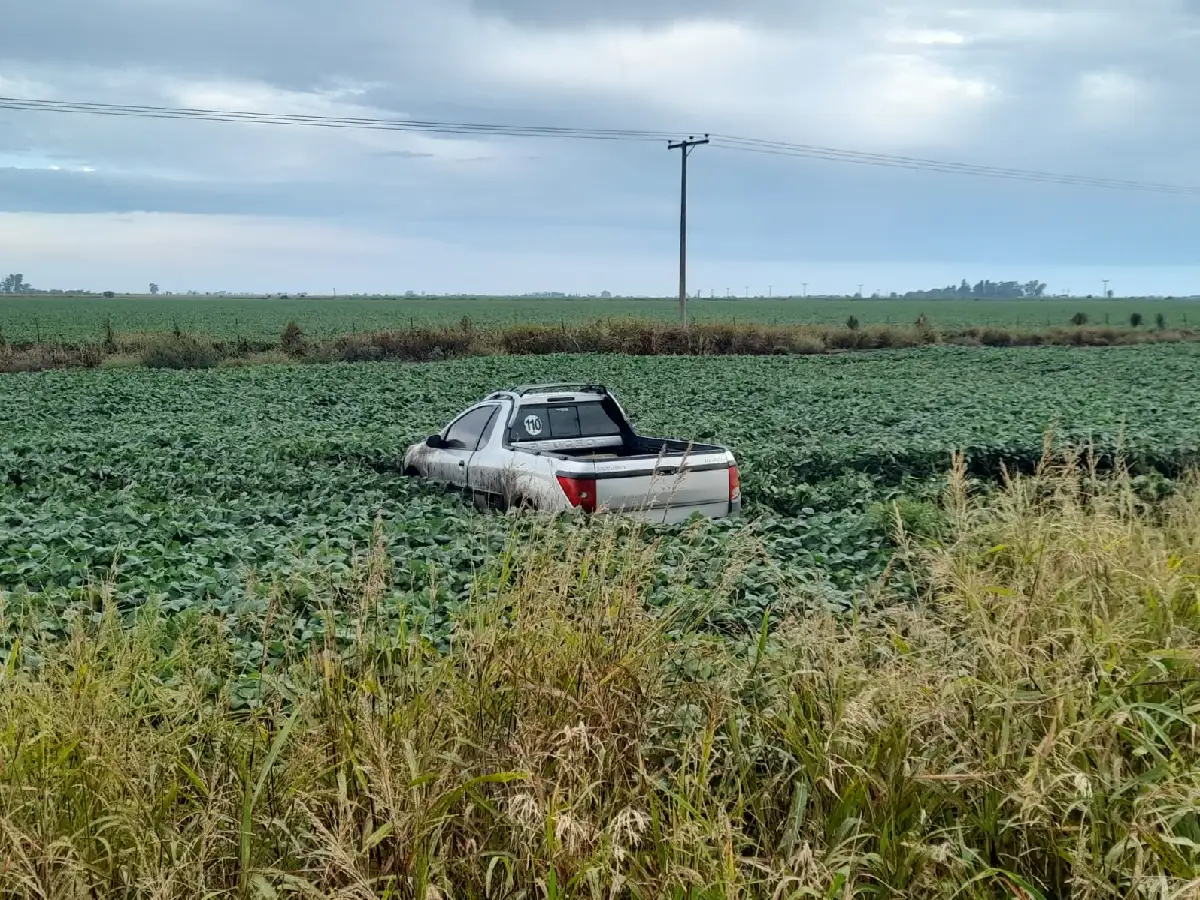 Despiste en La Paquita: terminó en la banquina tras perder el control de su camioneta