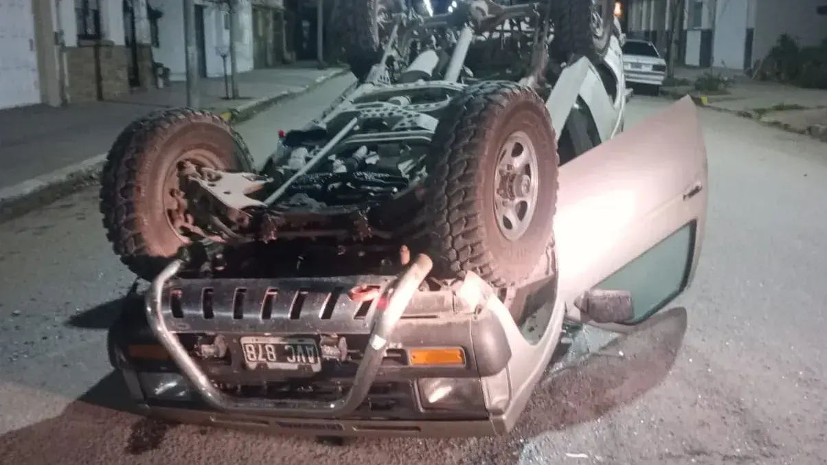 La camioneta quedó con las ruedas hacia arriba
