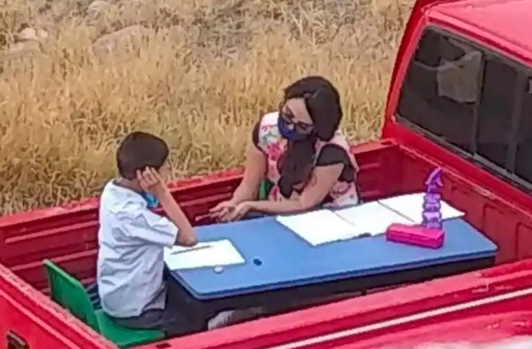 La maestra que sale a dar clases en la parte de atrás de una camioneta