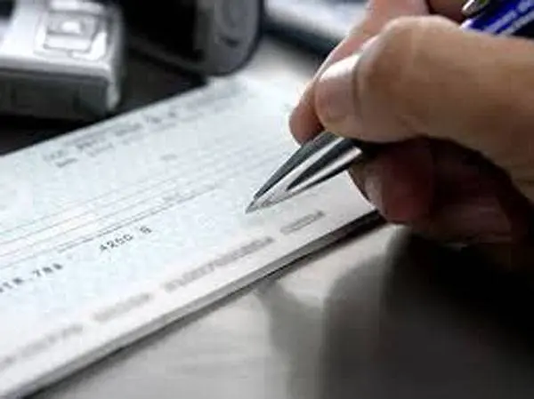 Un hombre debió pagar una  deuda que había cancelado  con cheques apócrifos