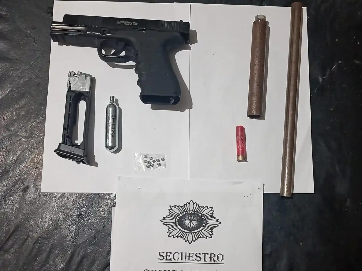 Arma y municiones secuestrada por la policía.